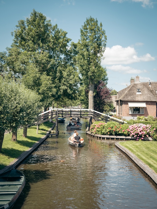 Boat rental Giethoorn: zo haal je alles uit je dag op het water